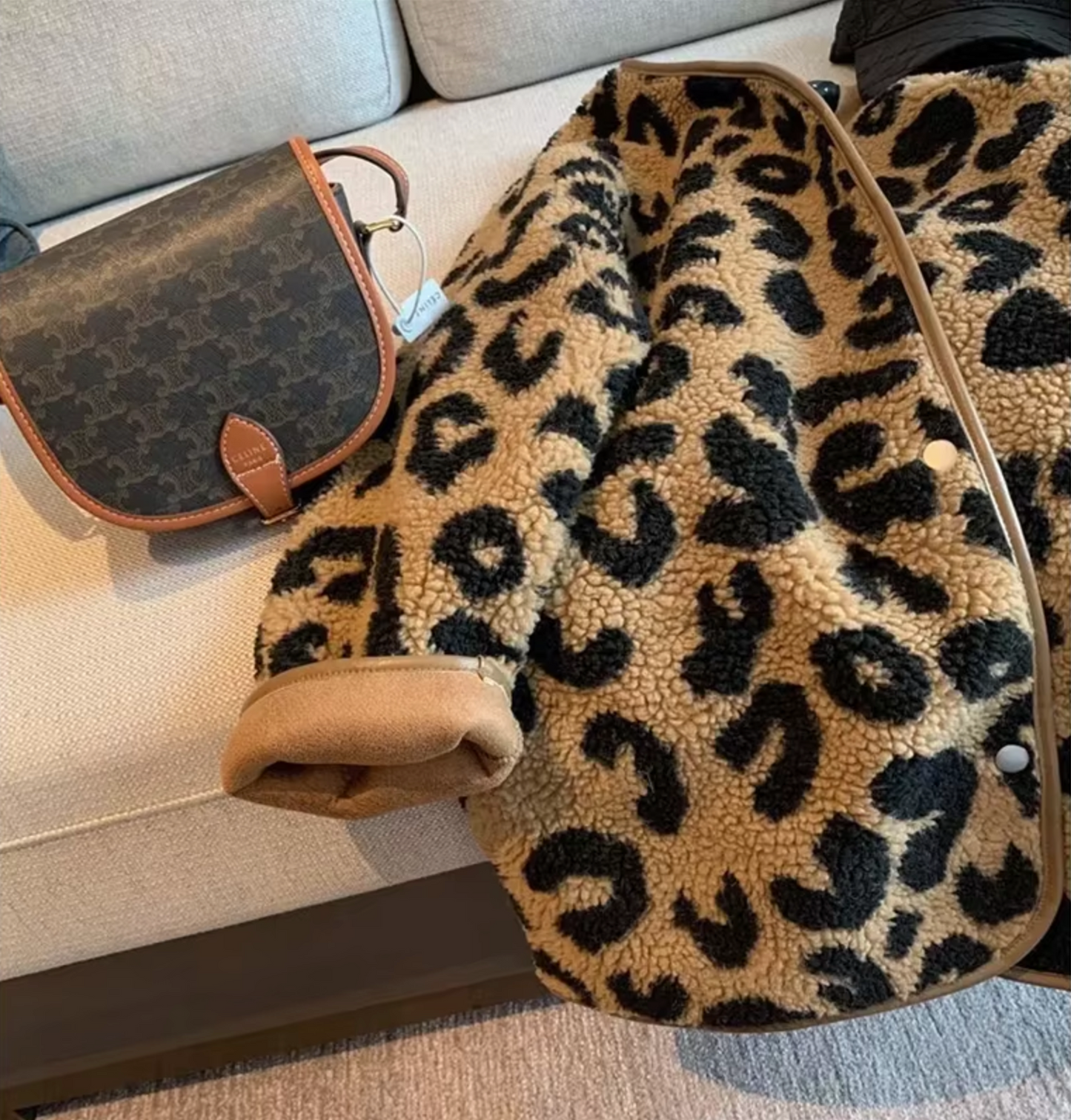 Alondra – Elegante chaqueta polar con estampado de leopardo