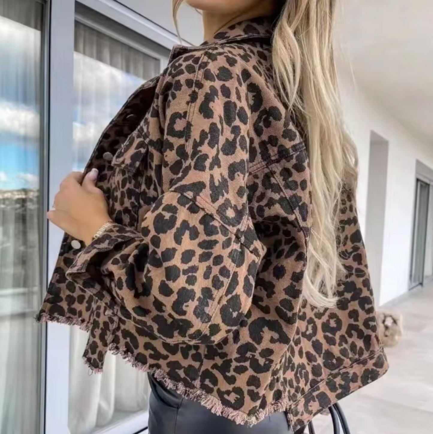 Shaira – Abrigo vaquero con estampado de leopardo