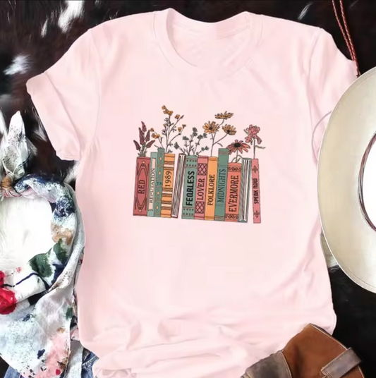 Deborah – Camiseta con Estampado de Libros y Flores