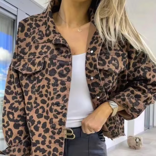 Shaira – Abrigo vaquero con estampado de leopardo