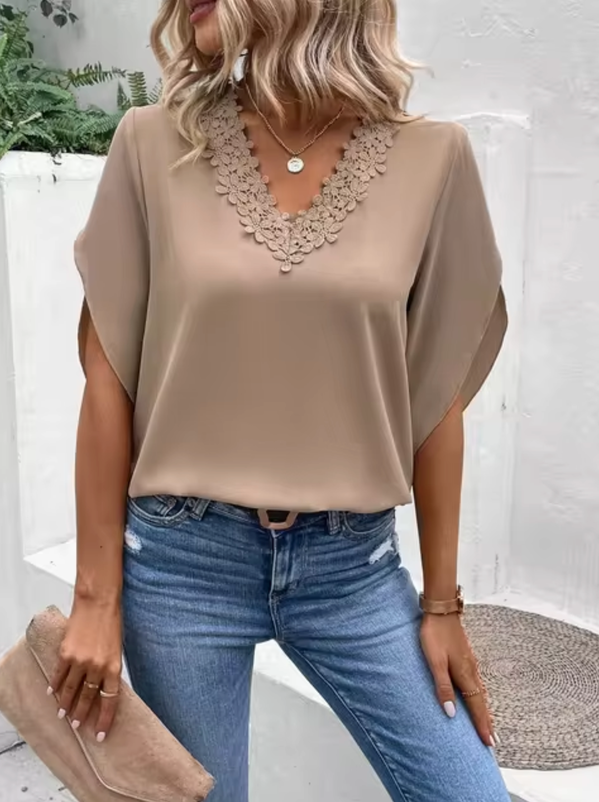 Marsha – Camisa de Encaje con Escote en Pico