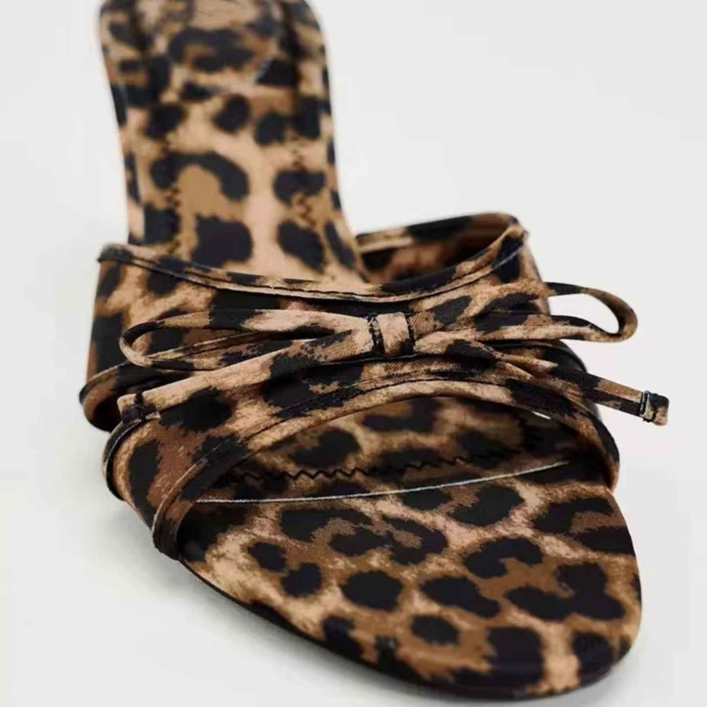 Maila – Pantuflas de tacón con estampado de leopardo